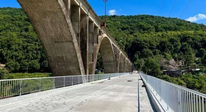 Após ser destruída por enchente, Ponte Brochado da Rocha é reaberta para veículos em Muçum nesta quarta-feira