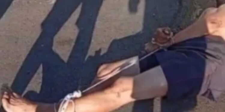 Ladrão furta carro, bate em mureta e é amarrado por populares até a chegada da polícia no RS