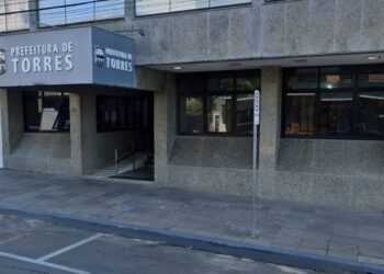 Prefeitura de Torres é evacuada após possível risco estrutural no edifício