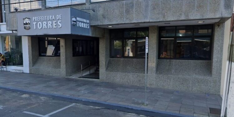 Prefeitura de Torres é evacuada após possível risco estrutural no edifício