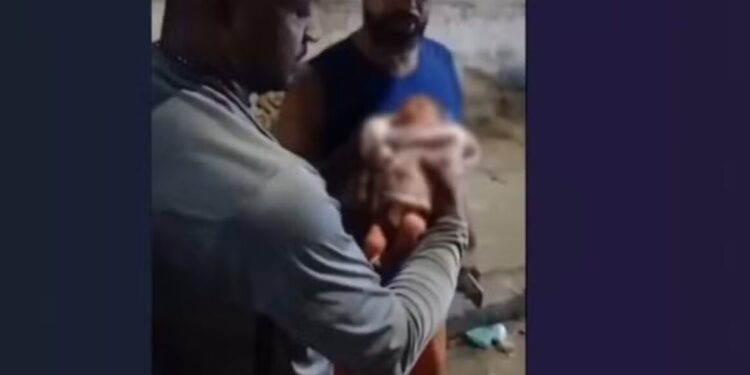 Bebê é resgatada de sacola de lixo por gari no Rio