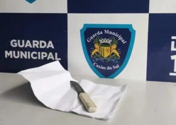 Dois alunos são flagrados com facas no retorno às aulas em Caxias do Sul