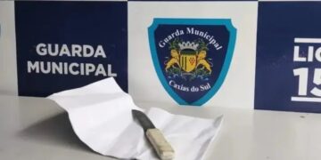 Dois alunos são flagrados com facas no retorno às aulas em Caxias do Sul
