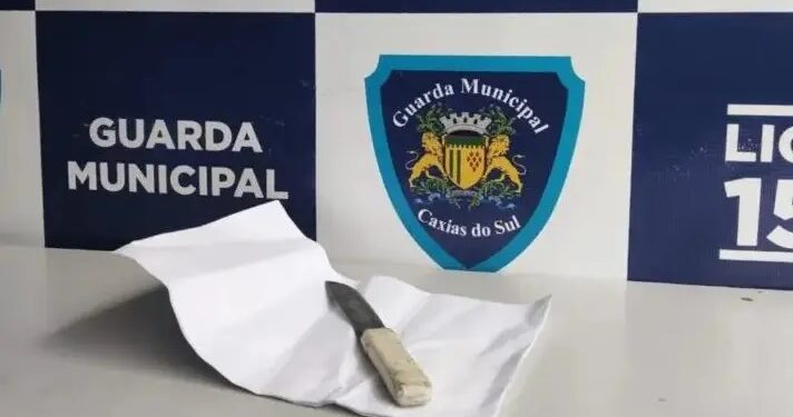 Dois alunos são flagrados com facas no retorno às aulas em Caxias do Sul