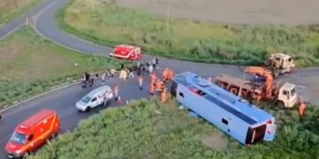 Acidente com ônibus deixa dez mortos e 16 feridos em Minas Gerais