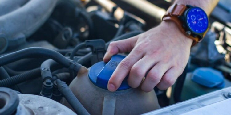 Jovem sofre queimaduras no rosto ao abrir tampa de radiador com motor superaquecido