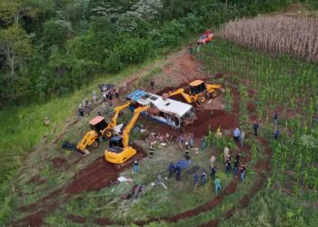 Tragédia na RSC-453: Ônibus da UFSM cai em ribanceira e deixa sete mortos em Imigrante
