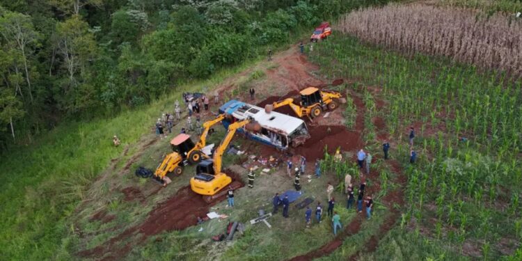 Tragédia na RSC-453: Ônibus da UFSM cai em ribanceira e deixa sete mortos em Imigrante