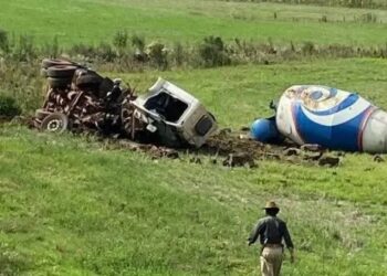 Motorista salta de caminhão desgovernado segundos antes de capotamento e escapa com vida no Noroeste do RS