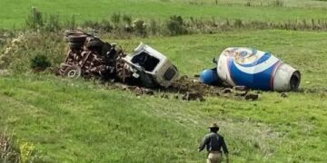Motorista salta de caminhão desgovernado segundos antes de capotamento e escapa com vida no Noroeste do RS