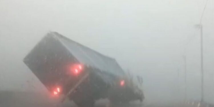 Vento chegou a 111 km/h durante temporal em Porto Alegre