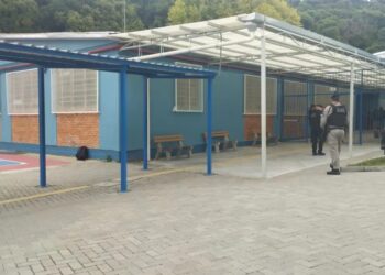 Professora é esfaqueada em sala de aula por alunos em Caxias do Sul