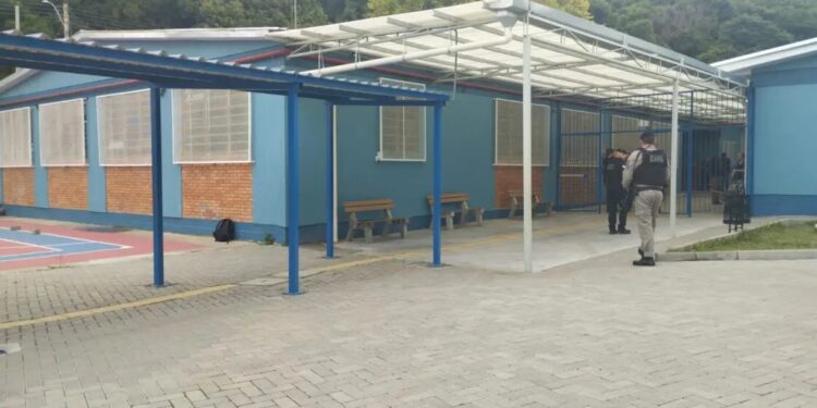 Professora é esfaqueada em sala de aula por alunos em Caxias do Sul