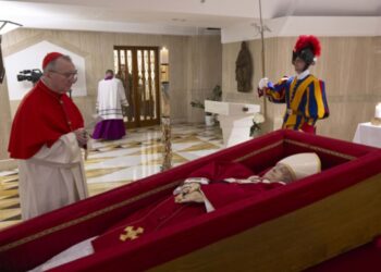 Vaticano publica primeiras imagens do papa Francisco no caixão