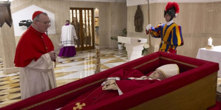 Vaticano publica primeiras imagens do papa Francisco no caixão