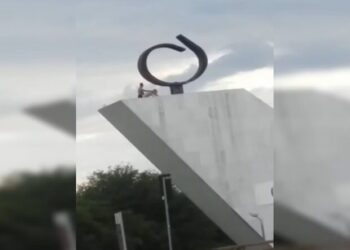 Vídeo: casal é flagrado fazendo sexo na Praça dos Três Poderes