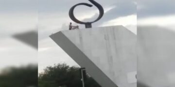 Vídeo: casal é flagrado fazendo sexo na Praça dos Três Poderes