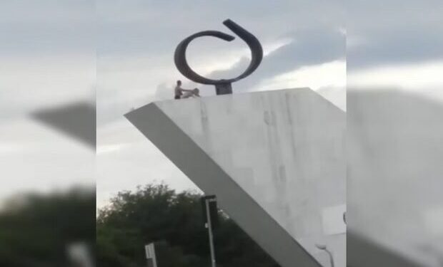 Vídeo: casal é flagrado fazendo sexo na Praça dos Três Poderes