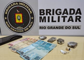 Tele-entrega de DROGAS: BM de Nova Roma Do Sul prende homem com maconha, cocaĂna e crack