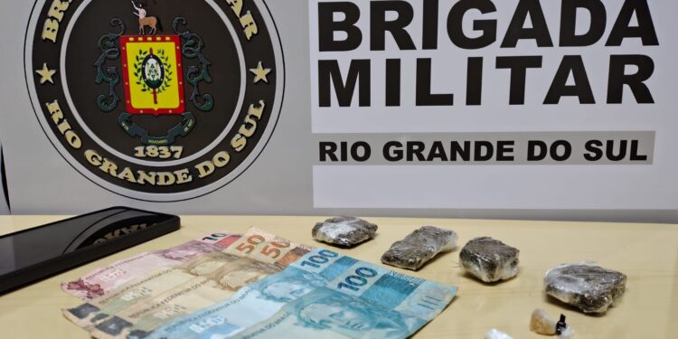 Tele-entrega de DROGAS: BM de Nova Roma Do Sul prende homem com maconha, cocaína e crack