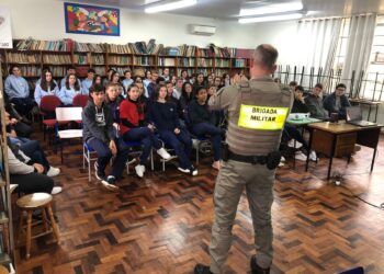 Brigada Militar promove palestra sobre segurança no trùnsito para alunos em Nova Roma do Sul