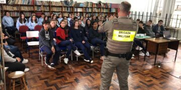 Brigada Militar promove palestra sobre segurança no trânsito para alunos em Nova Roma do Sul