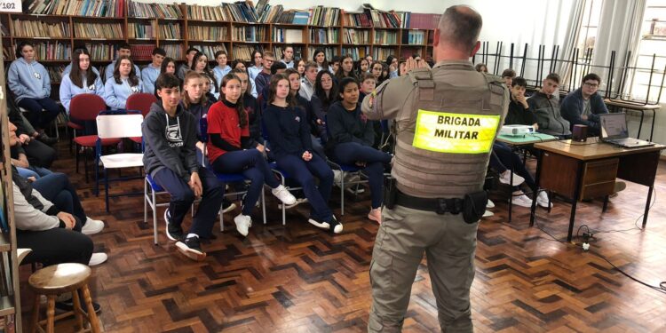 Brigada Militar promove palestra sobre segurança no trânsito para alunos em Nova Roma do Sul