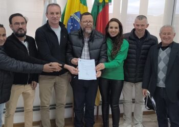 Nova Roma do Sul recebe confirmação de nova retroescavadeira através de emenda do deputado Carlos Gomes