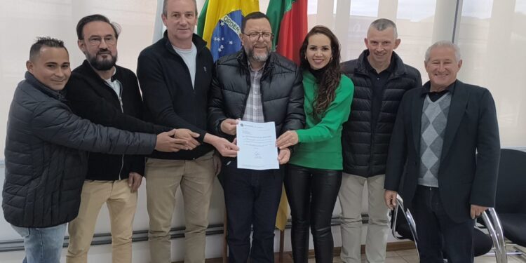 Nova Roma do Sul recebe confirmação de nova retroescavadeira através de emenda do deputado Carlos Gomes