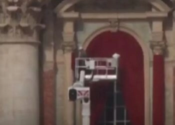 Pré-conclave: Vaticano instala cortinas vermelhas em varanda da Basílica de São Pedro