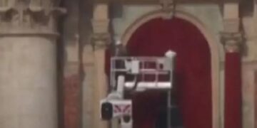 Pré-conclave: Vaticano instala cortinas vermelhas em varanda da Basílica de São Pedro