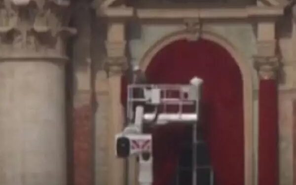 Pré-conclave: Vaticano instala cortinas vermelhas em varanda da Basílica de São Pedro