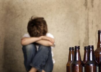 Mãe encontra filhos de 3 e 7 anos bêbados após pai pedir para cuidar das crianças em MS