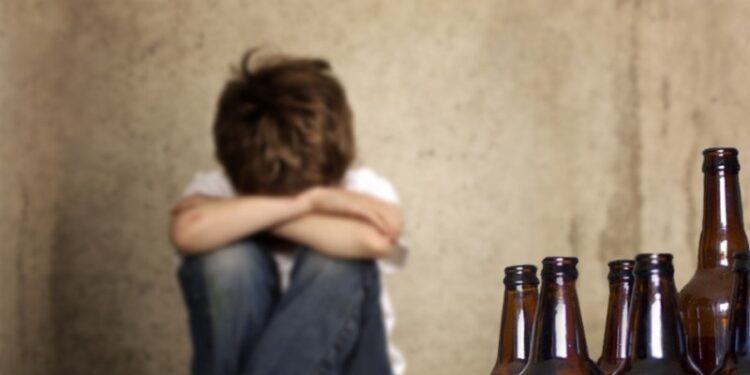 Mãe encontra filhos de 3 e 7 anos bêbados após pai pedir para cuidar das crianças em MS