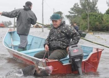 Gaúchos precisaram ser resgatados de barco devido aos alagamentos que afetaram o litoral do Estado
