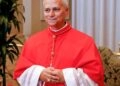 No conclave, fumaça branca anuncia: o mundo tem novo papa.