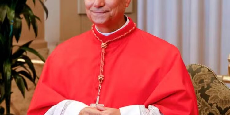 No conclave, fumaça branca anuncia: o mundo tem novo papa.