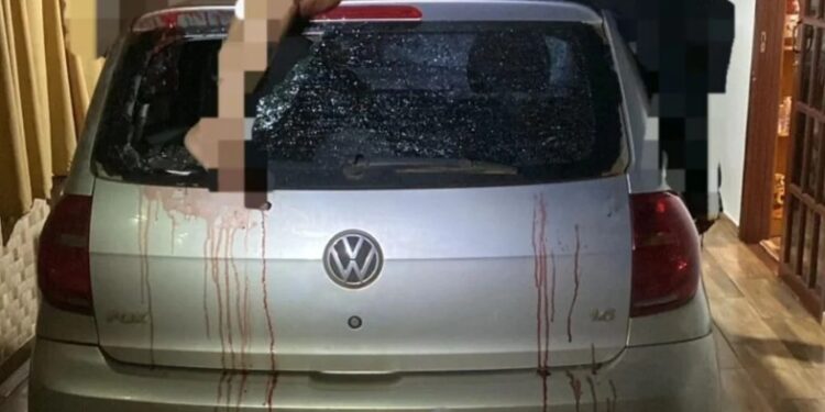 Pedestre morre atropelada, motorista não percebe e anda com o corpo pendurado ao carro por rodovia