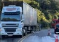 Moto derrapa no gelo e jovem de 18 anos morre atropelada por carreta na ERS-122, em Flores da Cunha