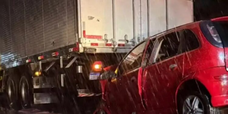 Homem morre em colisão entre Corsa e caminhão na ERS-122, em Farroupilha