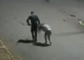 Homem Agride e Arrasta Mulher com Foice em Plena Rua