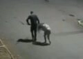 Homem Agride e Arrasta Mulher com Foice em Plena Rua