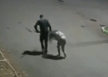 Homem Agride e Arrasta Mulher com Foice em Plena Rua