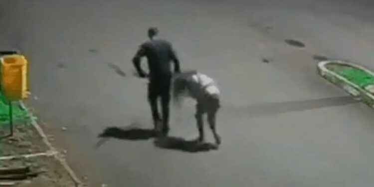 Homem Agride e Arrasta Mulher com Foice em Plena Rua