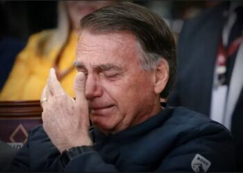 Bolsonaro chora após declaração de Michelle em igreja.