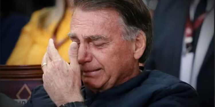 Bolsonaro chora após declaração de Michelle em igreja.