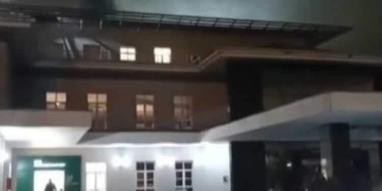 Incêndio atinge setor de energia do Hospital Unimed em Caxias do Sul