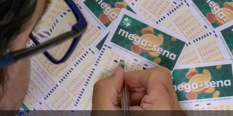 Ninguém acerta as seis dezenas e Mega-Sena acumula em R$ 42 milhões