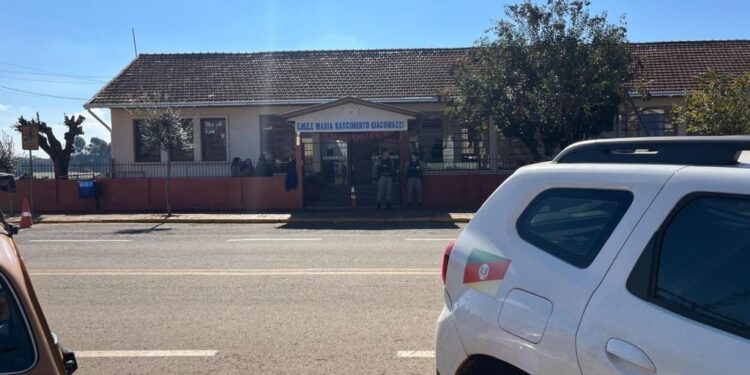 Menor que matou uma criança, feriu outras duas e uma professora não tinha antecedentes