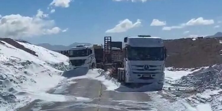 Caminhoneiro gaúcho fica preso cinco dias sob nevasca a 4.200 m de altitude no Chile